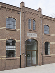 906596 Gezicht op de entree van de gerestaureerde zijvleugel van de voormalige Cereol-fabriek (Everard Meijsterlaan 3) ...